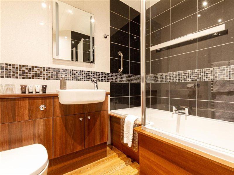 Stone Villa Chester Esterno foto A modern bathroom