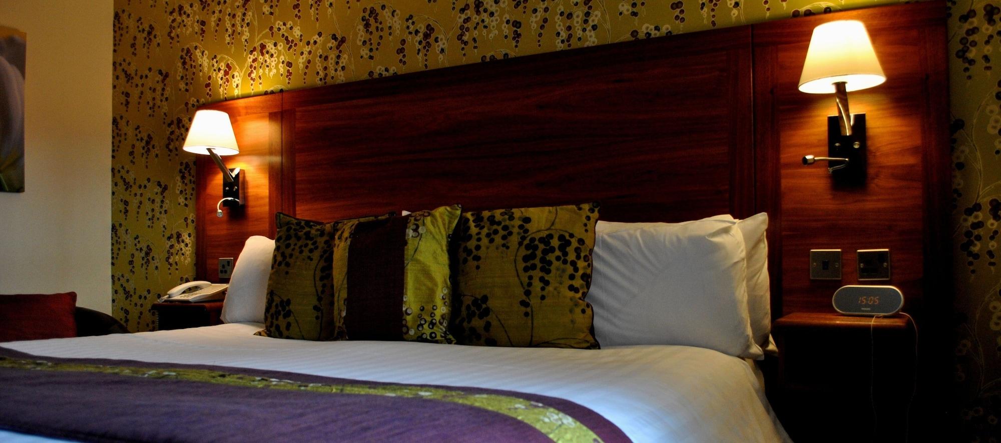 Stone Villa Chester Esterno foto A bed with cushions