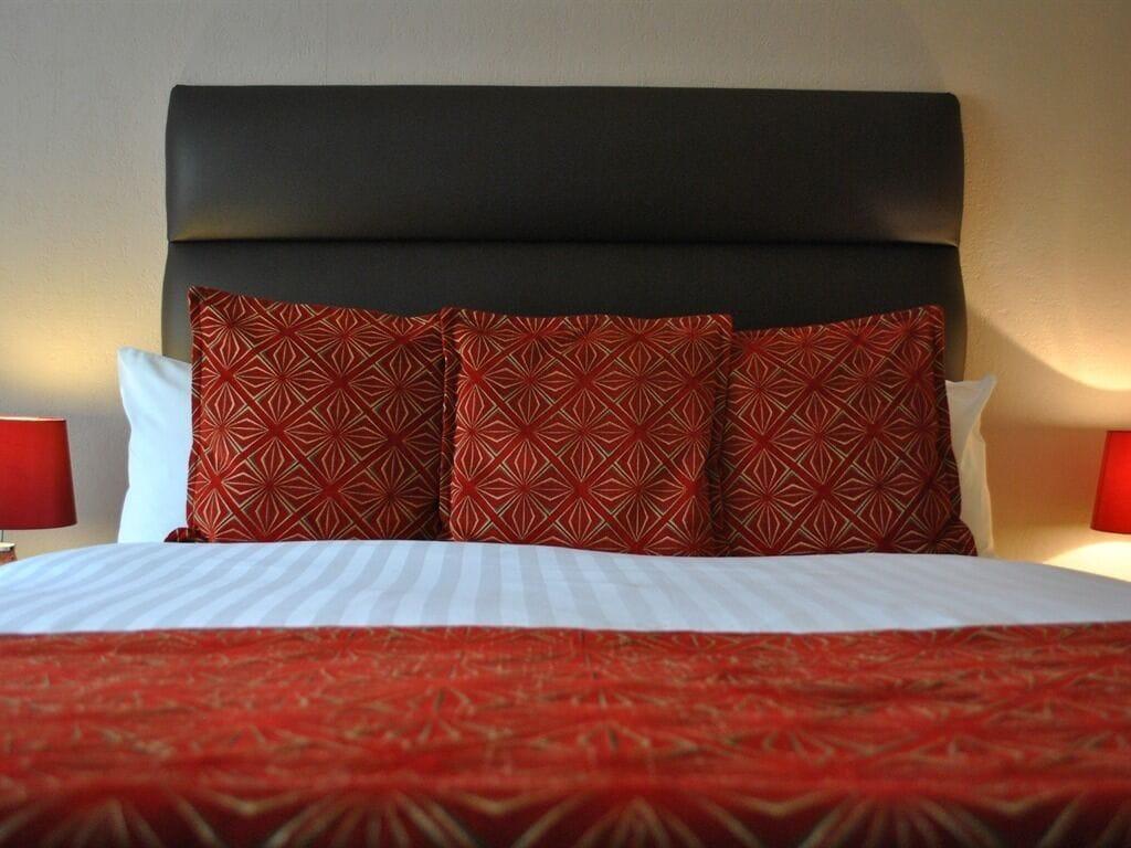 Stone Villa Chester Esterno foto A bed with a headboard