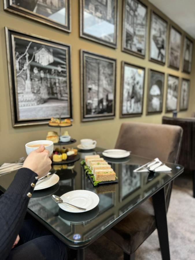 Stone Villa Chester Esterno foto Afternoon tea at the Ritz-Carlton, DIFC, Dubai