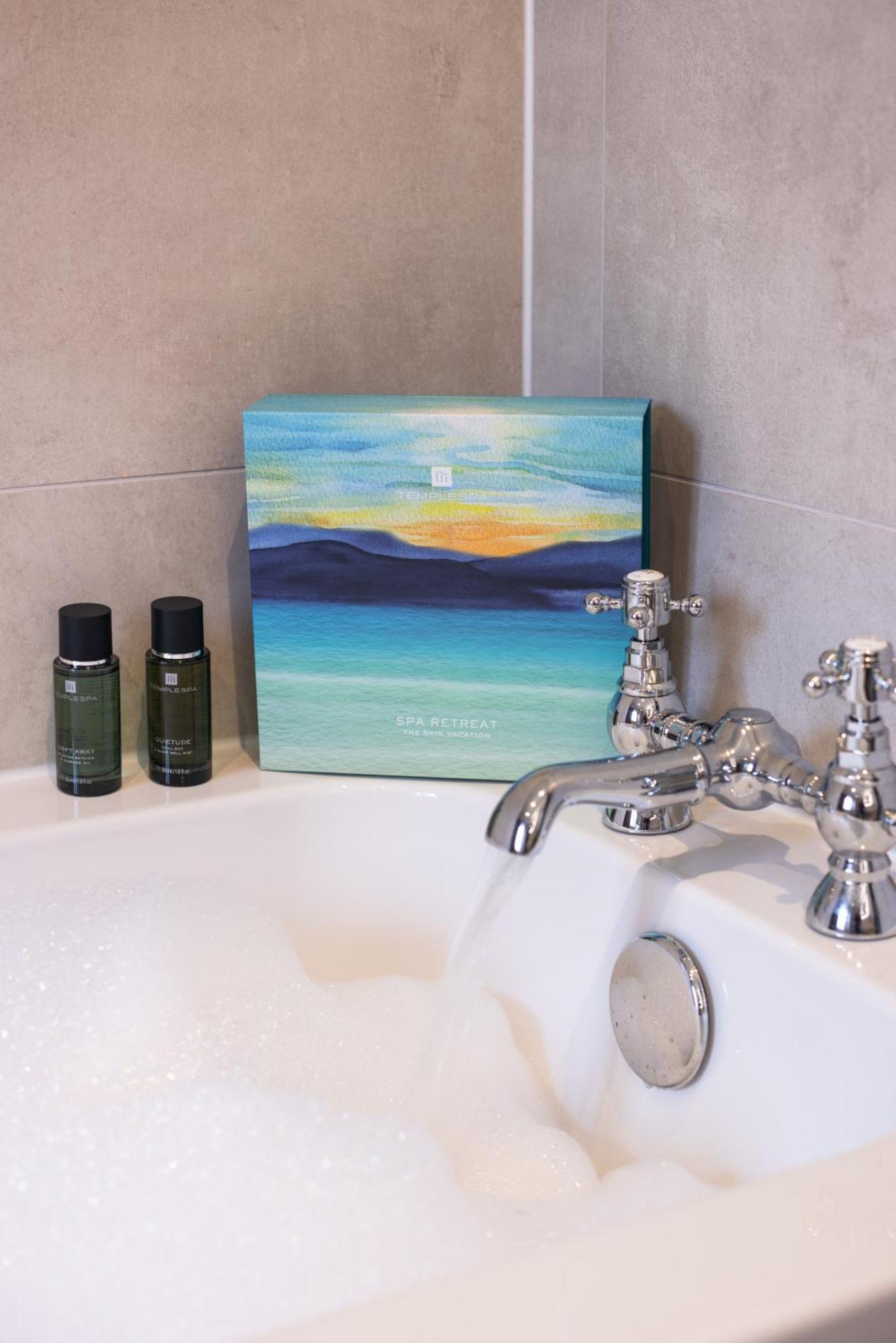 Stone Villa Chester Camera foto The White Company toiletries
