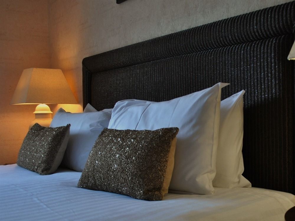 Stone Villa Chester Esterno foto A bed with pillows