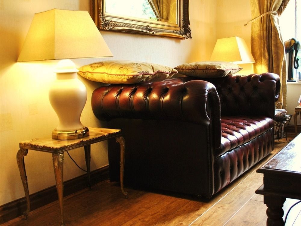 Stone Villa Chester Esterno foto A leather Chesterfield sofa