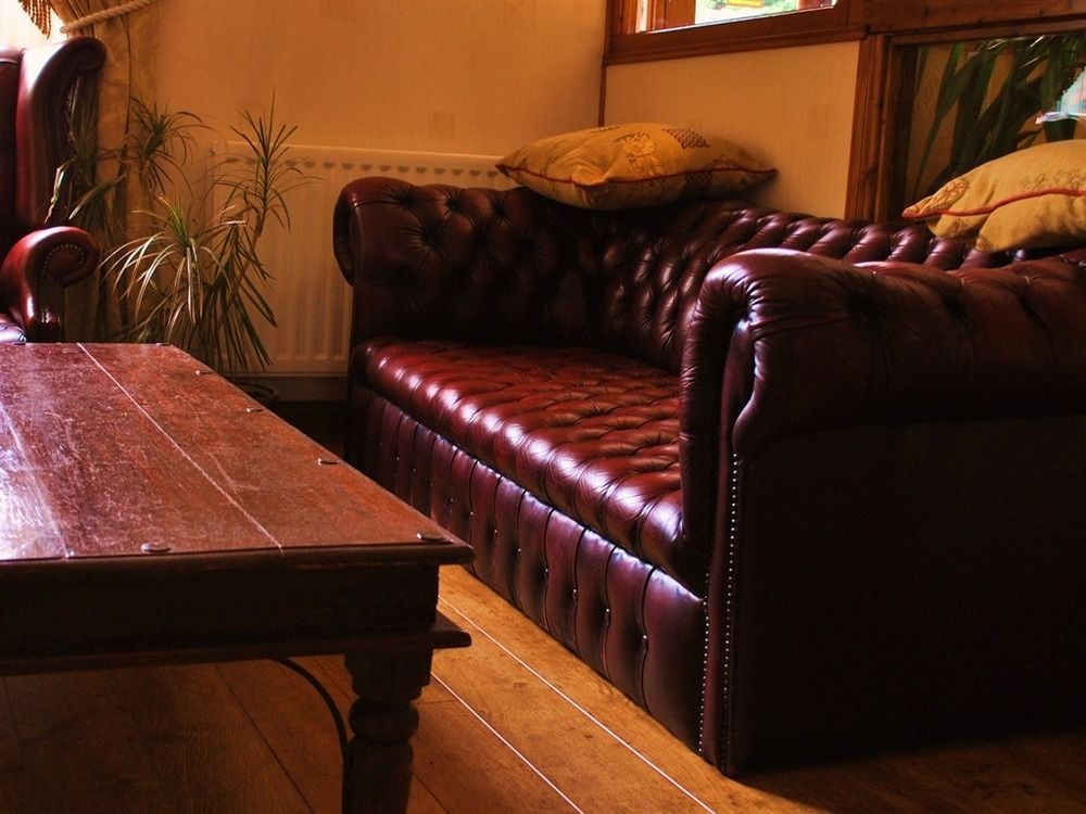 Stone Villa Chester Esterno foto A leather sofa